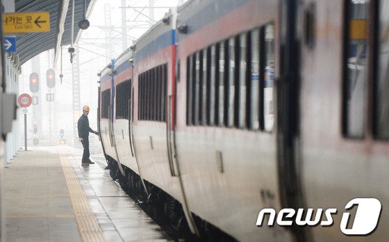 '피곤한 귀경길' 무궁화호 고장으로 40여분 멈춰서