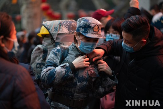 중국 공군 의대 의료진이 지난 24일 신종 코로나바이러스 의료 지원을 하기 위해 발원지인 우한으로 떠날 준비를 하고 있는 모습.
