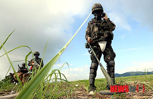 【파주=뉴시스】서재훈 기자 = 13일 오전 경기도 파주 산남리 한강하류 일대에서 9사단 수색중대원들이 유실된 목함지뢰 수색작전을 펼치고 있다. 2013.08.13. jhseo@newsis.com