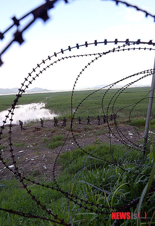 【파주=뉴시스】서재훈 기자 = 13일 오전 경기도 파주 산남리 한강하류 일대에서 9사단 수색중대원들이 유실된 목함지뢰 수색작전을 펼치고 있다. 2013.08.13. jhseo@newsis.com