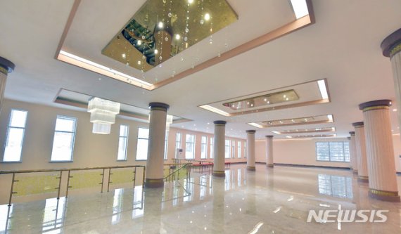 [서울=뉴시스] 새로 개건된 삼지연시 문화회관 내부. 삼지연제1여관 옆에 자리 잡고 있다. 2020.01.27.photo@newsis.com