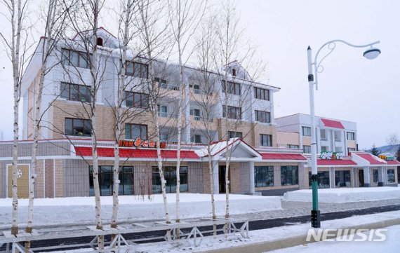 [서울=뉴시스] 삼지연시에 새로 건설된 살림집들. 1층에는 특산물상점, 강냉이전문식당 등 상점과 식당들이 들어서 있다. 2020.01.27. photo@newsis.com