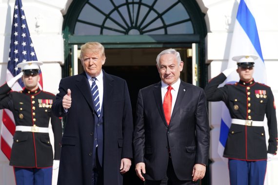 U.S. President Donald Trump gestures as he welcomes Israel's Prime Minister Benjamin Netanyahu at the White House in Washington, U.S., January 27, 2020. REUTERS/Kevin Lamarque /REUTERS/뉴스1 /사진=