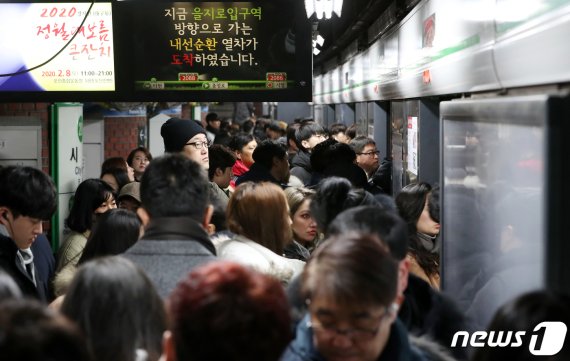 서울 지하철 1호선 시청역에서 시민들이 출근길 발걸음을 재촉하고 있다. [사진=뉴스1]