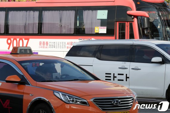 서울 시내에 타다 차량이 운행하고 있다. 2019.12.2/뉴스1 © News1 이승배 기자
