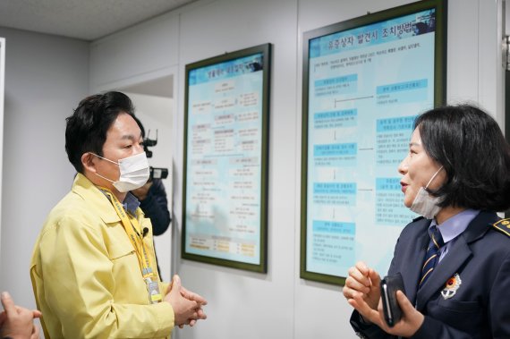 28일 원희룡 제주도지사가 제주국제공항을 방문해 '우한폐렴'으로 불리는 중국발 신종 코로나바이러스 감염증 검역상황을 점검하고 있다. [사진=제주도 제공]