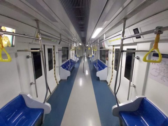 신종 코로나 바이러스 감염증 사망자가 베이징에서 1명 발생했다고 중국 국가위생건강위원회가 28일 밝혔다. 이날 오전 승객의 모습이 보이지 않은 베이징 지하철 내부 모습./베이징 정지우 특파원