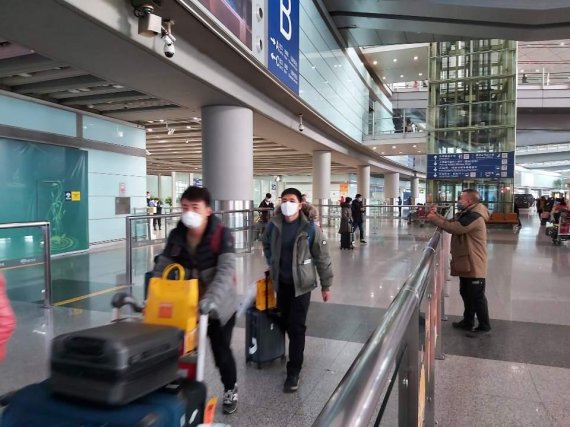신종 코로나 바이러스 감염증 사망자가 베이징에서 1명 발생했다고 중국 국가위생건강위원회가 28일 밝혔다.<div id='ad_body3' class='mbad_bottom' ></div> 여행객 수가 급격하게 줄어든 이날 오전 베이징 서우두 국제공항 입국장./베이징 정지우 특파원
