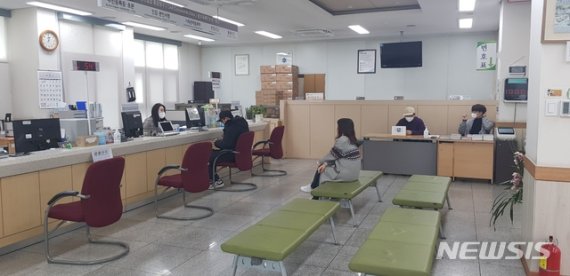 [안산=뉴시스]천의현 기자=28일 안산시 원곡동주민센터에서 직원들이 마스크를 착용하고 주민 민원 업무를 보고 있다.