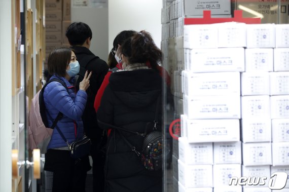 신종 코로나바이러스 감염증(우한폐렴) 확진자가 늘어난 이후 불안감이 커지고 있는 28일 오후 서울 중구 명동거리에서 외국인 관광객들이 마스크를 구입하기 위해 약국을 찾아 줄 서 있다. 2020.1.28/뉴스1 © News1 안은나 기자
