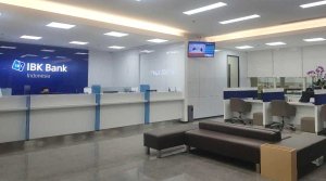 IBK인도네시아 은행 영업점 내부. 현지인들은 영업점 이용 대신 모바일 뱅킹 등 비대면 채널을 더 많이 이용해, 가장 바쁜시간인 낮 12시 점심시간에도 영업점 내부가 한산하다. 사진=윤지영 기자