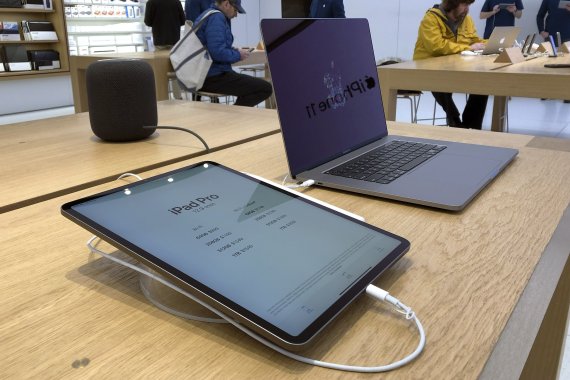 An iPad Pro and a Macbook Pro are displayed an Apple store Tuesday, Jan. 28, 2020, in suburban Boston. (AP Photo/Steven Senne) /뉴시스/AP /사진=