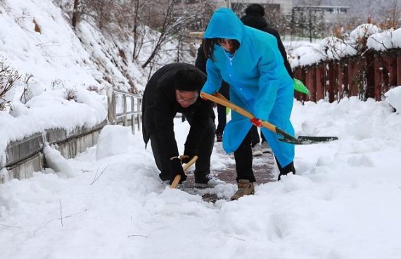 적설량 12.8cm 기록한 태백시... 긴급 제설
