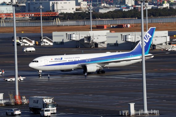 일본 도쿄 하네다 공항에 29일 우한에서 자국민을 데려온 전세 여객기가 주기되어 있다.로이터뉴스1