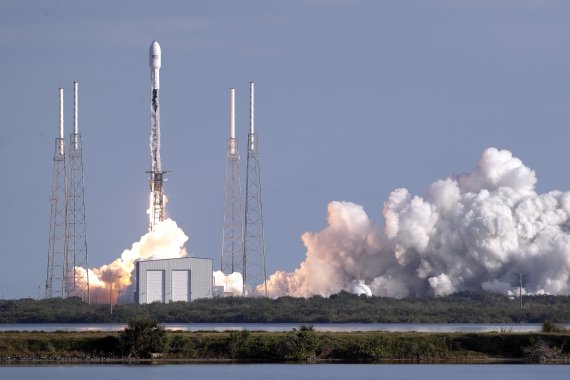 지난 1월29일(현지시간) 미국 플로리다주 케이프 커네브럴의 미 공군 발사장에서 고속 인터넷용 위성 60개를 적재한 스페이스X의 팰콘9 로켓이 발사되고 있다.AP뉴시스