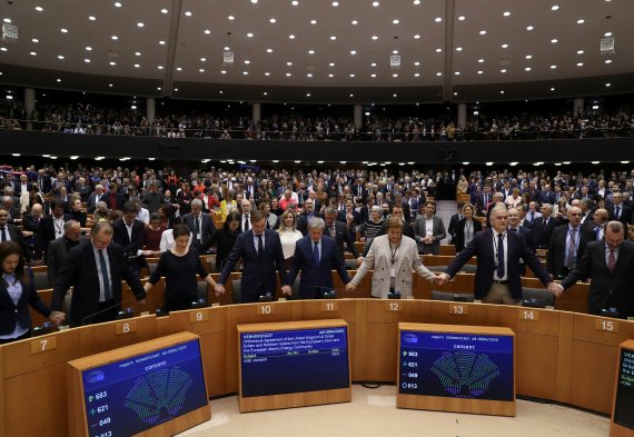 유럽의회 의원들이 29일(현지시간) 벨기에 브뤼셀에서 브렉시트 협정 비준을 끝낸 뒤 함께 손을 잡고 있다.로이터뉴스1