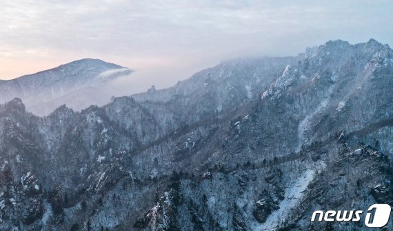 [오늘 날씨] 가끔 구름 많고 곳곳에 눈·비.. 평년보다 '포근'