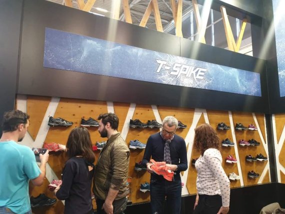 지난 26일부터 29일까지 독일 뮌헨에서 열린 세계 최대 스포츠&아웃도어 박람회 '2020 ISPO' 트렉스타 부스에 유럽바이어들이 몰려 상담의 열기를 더해주고 있다. 사진=트렉스타 제공.