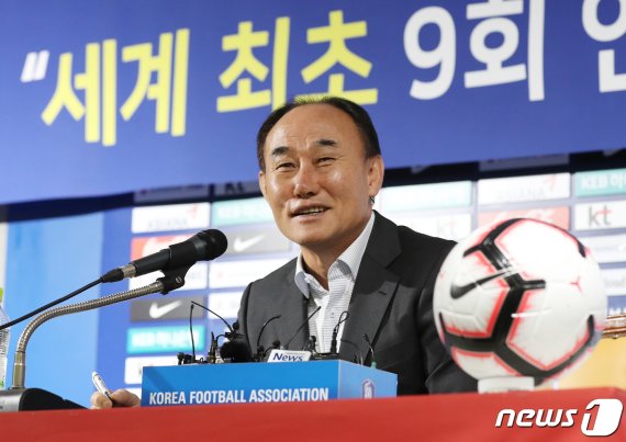 2020 아시아축구연맹(AFC) U-23 챔피언십에서 한국의 역대 첫 우승을 이끈 김학범 감독이 30일 서울 종로구 대한축구협회 축구회관에서 기자회견을 하고 있다. [사진=뉴스1]