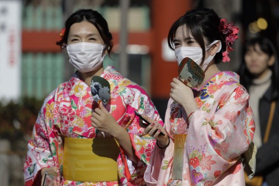 신종 코로나 바이러스가 각국으로 확산된 가운데 지난달 30일 도쿄의 유명 관광지인 아사쿠사에서 기모노를 입은 외국인 관광객들이 마스크를 쓰고 있다. AP뉴시스