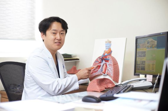 박준석 분당차병원 흉부외과 교수가 최소침습 기흉수술에 대해 설명하고 있다.