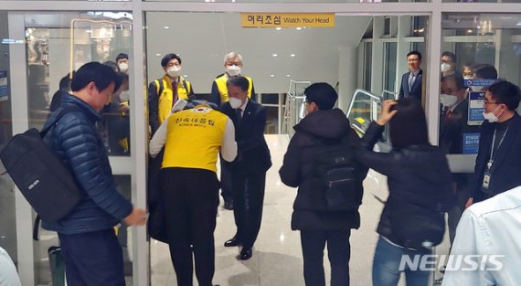 [인천공항=뉴시스]홍찬선 기자 = 박능후 보건복지부장관이 30일 인천국제공항에서 중국 우한으로 출발하는 정부합동 신속대응팀을 격려하고 있다. 2020.01.30. mania@newsis.com