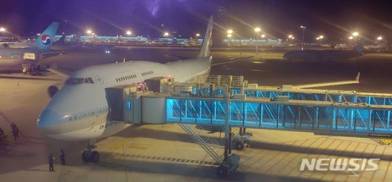 [인천공항=뉴시스]홍찬선 기자 = 신종 코로나바이러스 감염증(우한폐렴) 발원지인 중국 후베이성 우한에서 한국 교민들을 태우고 돌아올 전세기가 30일 오후 인천국제공항에서 출발을 앞두고 있다. 2020.01.30. mania@newsis.com