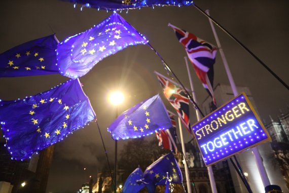 영국의 유럽연합(EU) 탈퇴를 반대하는 시위대가 30일(현지시간) 런던 의회 밖에서 EU 깃발과 영국 국기를 함께 들고 행진하고 있다.로이터뉴스1