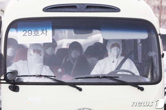 31일 오후 1시40분쯤 중국 우한지역 교민들이 마스크를 쓴 채 버스를 타고 충북 진천군 국가공무원인재개발원으로 진입하고 있다. 사진=뉴스1