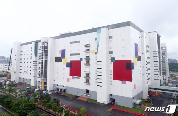 LG디스플레이가 2017년 착공해 2019년 8월 완공한 중국 광저우의 8.5세대 OLED(유기발광다이오드) 패널 공장 전경. 사진=뉴스1