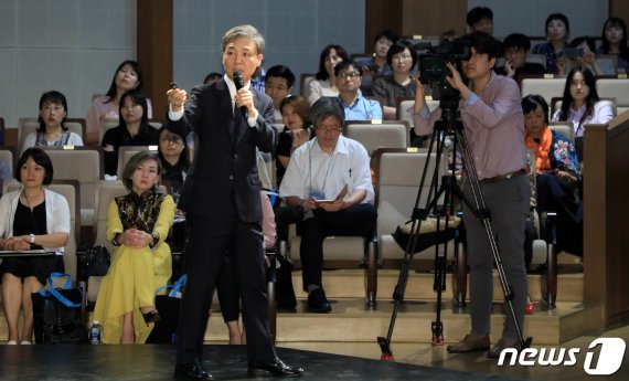 김승수 전주시장이 전북 전주시 국립무형유산원에서 열린 '2019 동아시아 유네스코 국가위원회 회의'에서 선미촌 도시재생 사례를 발표하고 있다 . /사진=뉴스1