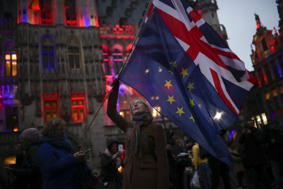 벨기에 브뤼셀의 그랑플라스 광장에서 30일(현지시간) 한 시민이 영국과 유럽연합(EU)의 친교를 기념하는 행사에 참석해 양측 깃발을 함께 흔들고 있다. 4년 가까이 EU와 탈퇴 협상을 벌였던 영국은 이달 31일 오후 11시(한국시간 2월 1일 오전 8시)에 공식적으로 EU에서 분리된다. AP 뉴시스