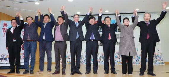 황교안 자유한국당 대표와 박형준 혁신통합추진위원장 등이 1월 31일 서울 여의도 국회의원 회관에서 열린 혁신통합위 1차 대국민보고대회에서 손을 잡고 기념촬영을 하고 있다. 사진은 정운천(왼쪽부터) 새로운보수당 공동대표, 문병호 전 바른미래당 최고위원, 오세훈 전 서울시장, 김영환 전 의원, 박형준 혁통위원장, 하태경 새로운보수당 책임대표, 황교안 자유한국당 대표, 이언주 미래를 향한 전진4.0(전진당) 대표, 장기표 국민소리당 창당준비위원장. 뉴시스