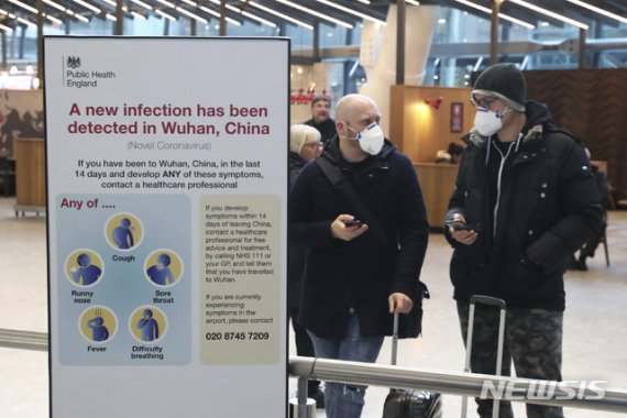 [히스로=AP/뉴시스] 영국은 신종 코로나바이러스 감염증(우한 폐렴) 발원지인 중국 후베이(湖北)성 우한(武漢)에 고립된 자국민 200여명을 전세기에 태워 돌아갈 예정이라고 30일(현지시간) 가디언은 보도했다. 사진은 이날 영국 런던 히스로 공항에서 마스크를 쓰고 대기 중인 영국 시민들. 앞에는 신종 코로나바이러스에 대한 유의 사항에 적인 안내판이 서있다. 2020.1.31.