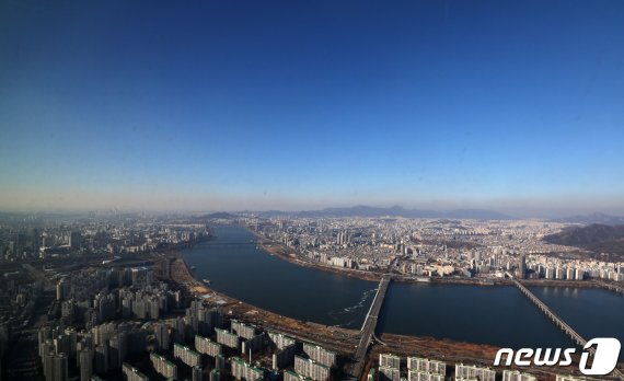 서울 하늘이 푸르고 맑은 모습을 보이고 있다. /뉴스1 © News1 박세연 기자