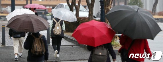 전북 전주시 전북대학교 캠퍼스에서 우산을 쓴 학생들이 발걸음을 옮기고 있다. /뉴스1 © News1 유경석 기자
