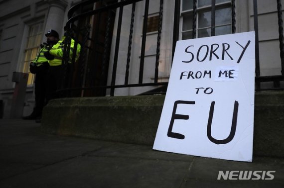 [런던=AP/뉴시스] 31일(현지시간) 영국 런던 주재 유럽연합(EU) 집행위원회 대표부 건물 앞에 브렉시트 반대 시위대가 'EU 미안해'라고 적힌 푯말을 세워 놓은 모습. 영국은 이날 EU를 공식 탈퇴한다. 2020.02.01