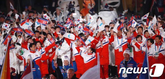 평창동계올림픽에 참가한 남북한 선수들이 폐회식에 함께 참석해 한반도기를 같이 흔들고 있다./뉴스1 © News1 임세영 기자