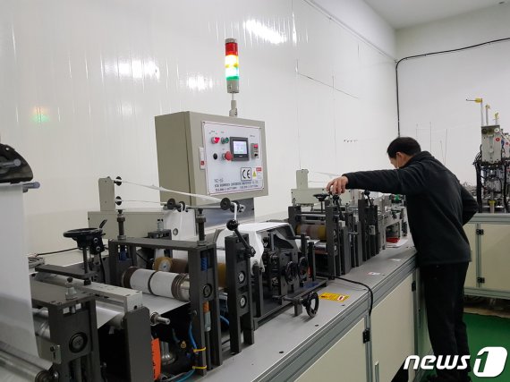 지난 31일 오후 경기도 광주시 퓨리온 마스크 공장에서 한 근로자가 공장 기계를 점검하고 있다. © News1 조현기 기자