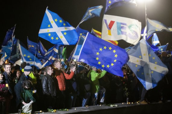 영국 스코틀랜드 에든버러에서 31일(현지시간) 유럽연합(EU) 잔류를 지지하는 주민들이 EU 깃발과 스코틀랜드 깃발을 함께 들고 행진하고 있다.AP뉴시스