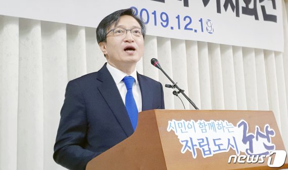 김의겸 전 청와대 대변인이 지난해 12월 전북 군산시 군산시청에서 기자회견을 갖고 21대 국회의원 총선 출마 선언을 하고 있다. 뉴스1 제공