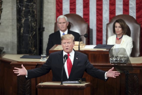 FILE - In this Feb. 5, 2019, file photo, President Donald Trump delivers his State of the Union address to a joint session of Congress on Capitol Hill in Washington, as Vice President Mike Pence and Speaker of the House Nancy Pelosi, D-Calif., watch. (AP Photo/Andrew Harnik, File) /뉴시스/AP /사진=