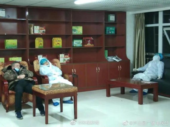 신종 코로나바이러스 감염증에 대응하다 지쳐 쓰러져 자고 있는 중국 의료진들의 모습. <이하 출처 양스신문 웨이보>