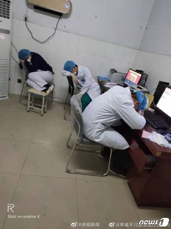 신종 코로나바이러스 감염증에 대응하다 지쳐 쓰러져 자고 있는 중국 의료진들의 모습. <이하 출처 양스신문 웨이보>
