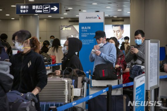 신종 코로나바이러스 감염증(우한 폐렴)이 확산하는 가운데 지난 달 30일(현지시간) 중국 베이징 서우두 국제공항에서 미국 로스앤젤레스행 비행기를 타려는 승객들이 마스크를 끼고 대기하고 있다. /뉴시스