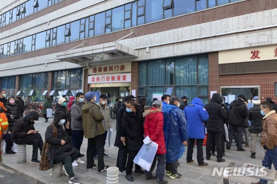 [우한=AP/뉴시스] 31일(현지시간) 신종 코로나바이러스 진원지인 중국 후베이(湖北)성 우한(武漢)의 시민들이 체온을 측정하기 위해 우한협화병원 앞에 줄을 서있다. 2020.2.1.