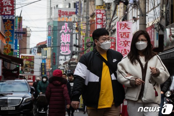 서울 영등포구 대림동 차이나타운을 찾은 시민들 및 중국동포들이 마스크를 쓰고 있다. 2020.1.30/뉴스1