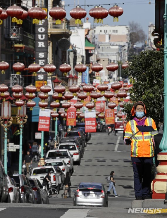 [ 샌프란시스코 = AP/뉴시스] 미국 최대의 차이나 타운인 샌프란시스코의 중국인 지역에서 마스크를 착용한 미화원이 거리 청소를 하고 있다. 미국내 중국계 주민들은 본토에서 발생한 신종 코로나 바이러스 질환으로 문화적 단절감과 바이러스 전파 위험의 2중고를 겪고 있다.