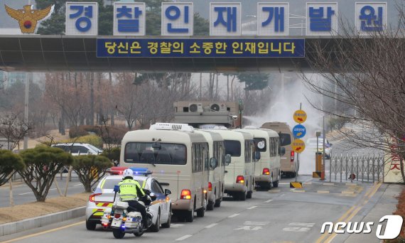 1일 오전 신종 코로나바이러스의 진원지 중국 우한에서 2차 전세기를 통해 귀국한 교민들이 탑승한 차량이 임시생활시설이 있는 충남 아산 경찰인재개발원으로 진입하고 있다. 2020.2.1/뉴스1 © News1 김기태 기자