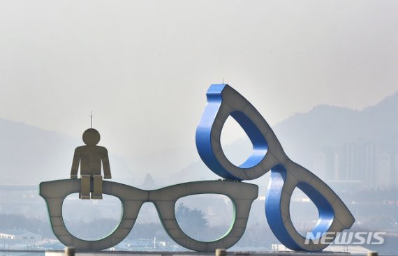 [대구=뉴시스] 이무열 기자 = 대구지역 미세먼지 농도가 ‘나쁨’ 단계를 보인 10일 오후 대구 북구 서변동에서 바라본 하늘이 뿌옇게 보이고 있다. 2019.12.10. lmy@newsis.com